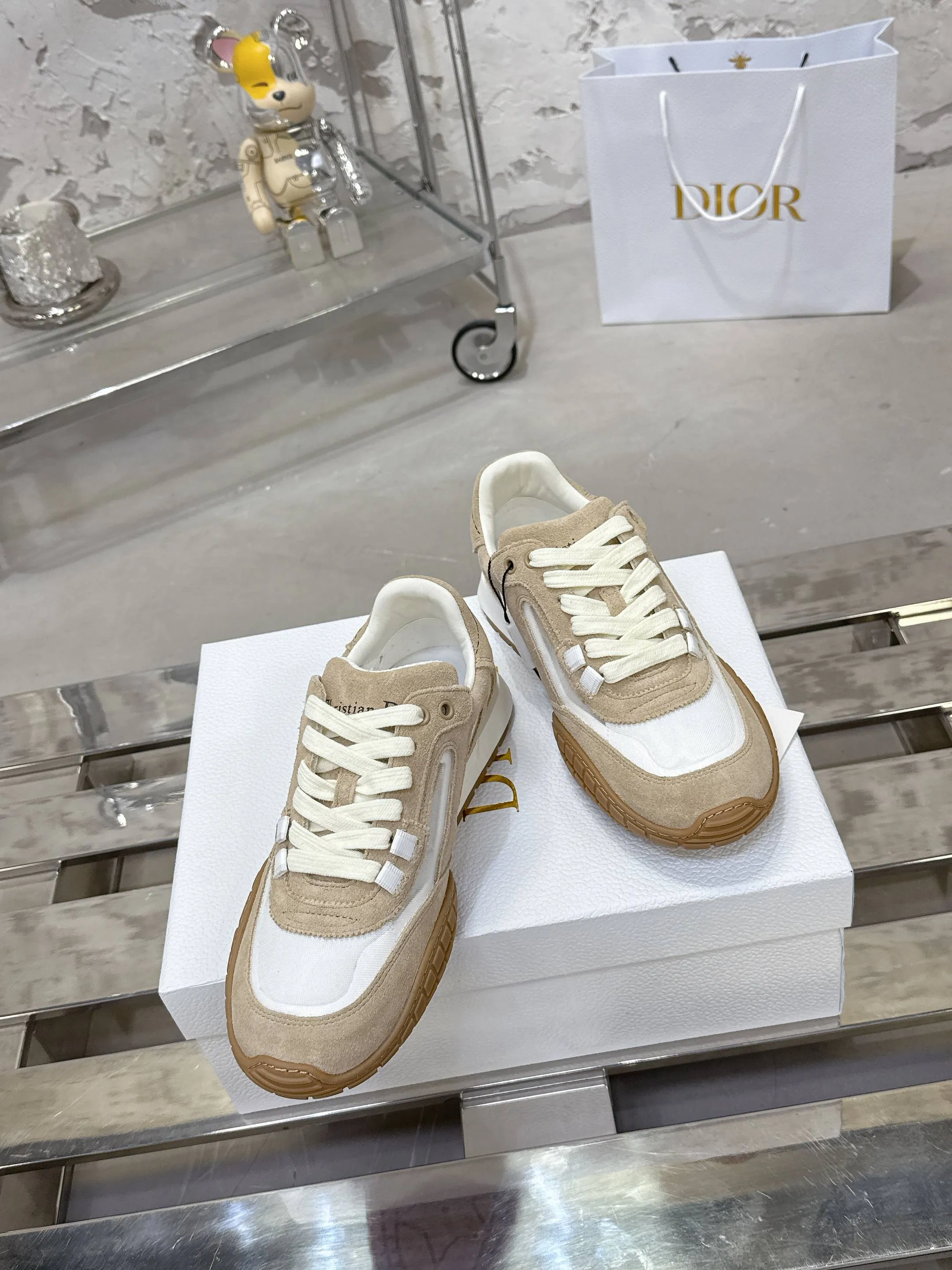Factory price 640💰 Top version! ! ! Dior Tech sneakers Dior Tech is newly launched, with exquisite color matching and autumn and winter atmosphere. This Dior Tech sneaker is a new product in the 2026 early spring ready-to-wear series. It is equipped with fashionable details and highlights the retro aesthetics. Made of calfskin and suede calfskin upper with transparent mesh side panels and ChristianDior Paris signature on the heel and tongue. A textured, tonal Dior signature sole adds couture style. Upper material: Textile, cowhide split leather, cowhide leather with Christian Dior Paris logo on the heel and tongue Textured Dior logo rubber sole embellished with Christian Dior's lucky star symbol! Size 35-46 (40 for women, 41 for men, 38.45.46, custom made and non-refundable)
